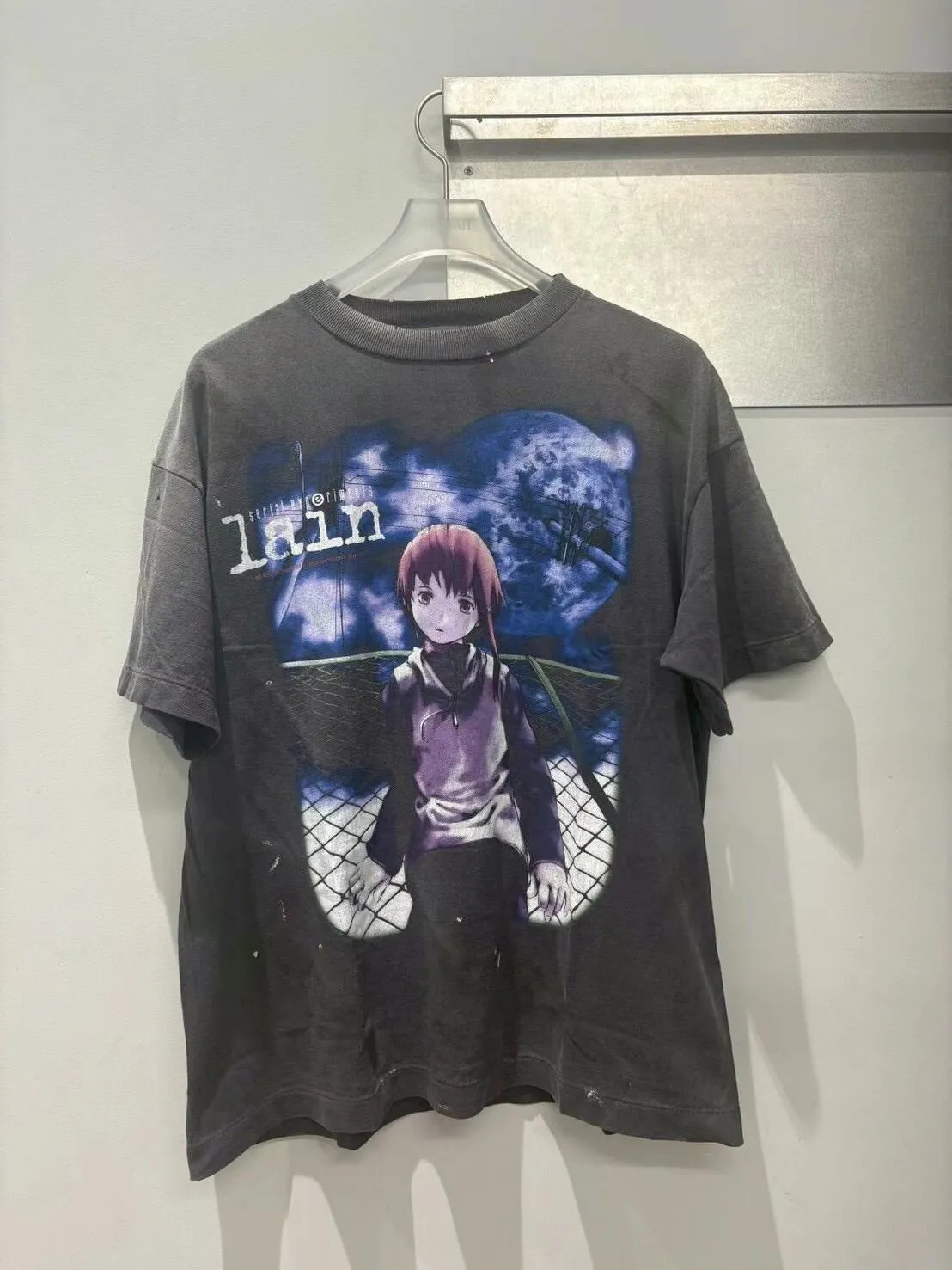 SAINT Mxxxxxx × serial experiments lain × GEEKS RULE GS_SS TEE/LAIN/BLK Sci-fi anime <Lingyin> co-branded ringing tone distressed short-sleeves Washed black S-XL Super rich and delicate printing technology perfectly shows the authentic details Customized co-branded accessories The real correct version Ready-made clothes Assute dyeing Washed to make old Maliu water faded